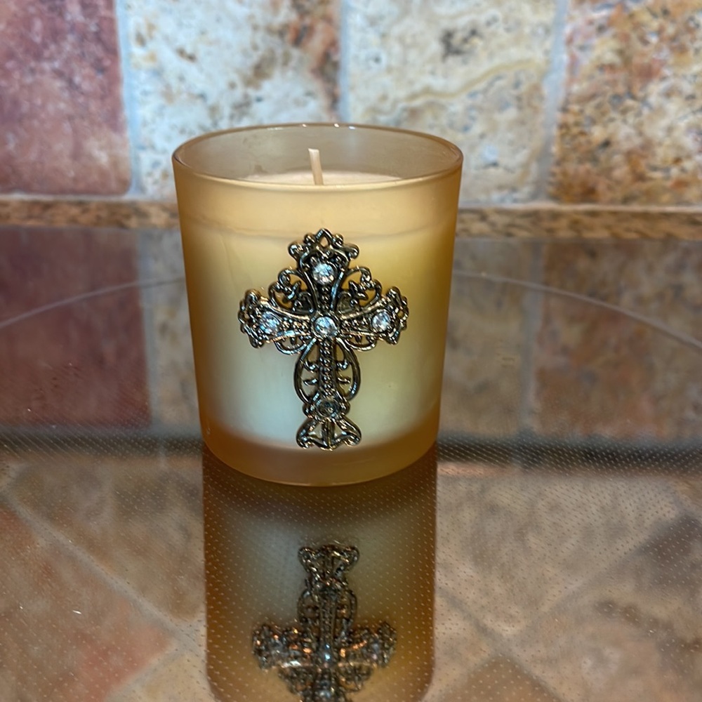 NWOT Adorably cute and classy vanilla scented candle w beautiful, delicate cross - Picture 7 of 7